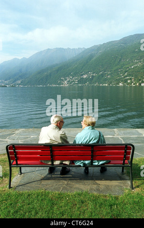 Im Ruhestand paar auf einer Bank am Lago Maggiore / Schweiz Stockfoto