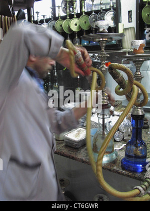 Kellner Vorbereitung Nargile Wasserpfeifen Blase, Corlulu Ali Pasha Cafe, Istanbul, Türkei Stockfoto