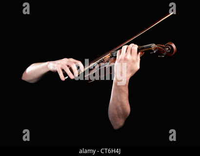 Hände, die hölzernen Geigenspiel auf schwarzem Hintergrund Stockfoto