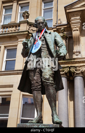 James Watt Statue geschmückt mit sauberen British Energy Medaille im City Square Leeds West Yorkshire UK Stockfoto