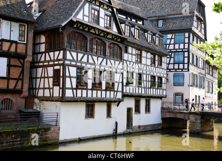 Restaurants, Bars, Cafés, Fachwerkhäusern, Maison des Tanneurs, Rue du Bain-Aux-Plantes, Petit France, Straßburg, Frankreich Stockfoto