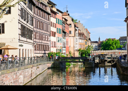 Restaurants, Bars, Cafés, Fachwerkhäusern, Maison des Tanneurs, Rue du Bain-Aux-Plantes, Petit France, Straßburg, Frankreich Stockfoto