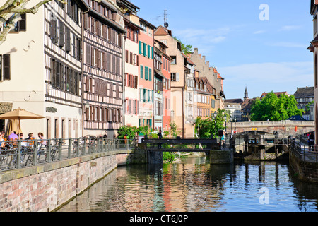 Restaurants, Bars, Cafés, Fachwerkhäusern, Maison des Tanneurs, Rue du Bain-Aux-Plantes, Petit France, Straßburg, Frankreich Stockfoto