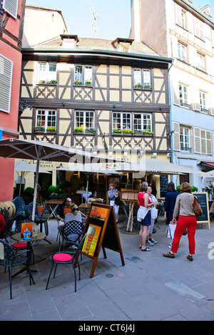 Restaurants, Bars, Cafés, Fachwerkhäusern, Maison des Tanneurs, Rue du Bain-Aux-Plantes, Petit France, Straßburg, Frankreich Stockfoto