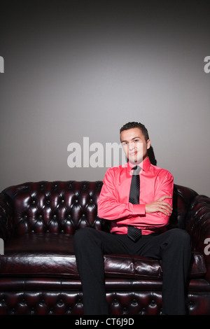 Porträt eines zuversichtlich Geschäftsmann auf couch Stockfoto