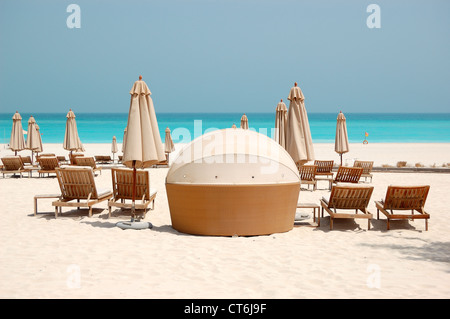 Strand des Luxushotels, Abu Dhabi, Vereinigte Arabische Emirate Stockfoto