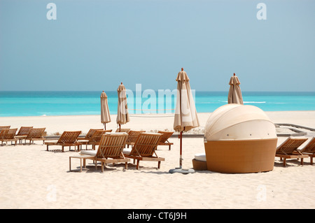 Strand des Luxushotels, Abu Dhabi, Vereinigte Arabische Emirate Stockfoto