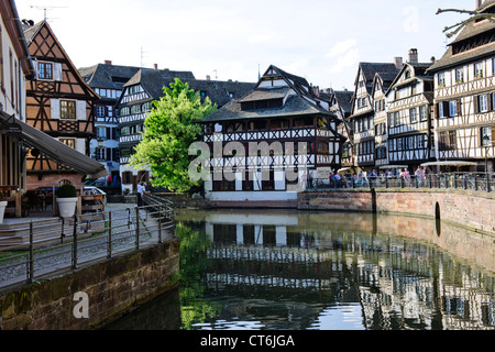 Restaurants, Bars, Cafés, Fachwerkhäusern, Maison des Tanneurs, Rue du Bain-Aux-Plantes, Petit France, Straßburg, Frankreich Stockfoto