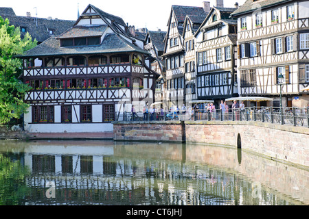 Restaurants, Bars, Cafés, Fachwerkhäusern, Maison des Tanneurs, Rue du Bain-Aux-Plantes, Petit France, Straßburg, Frankreich Stockfoto