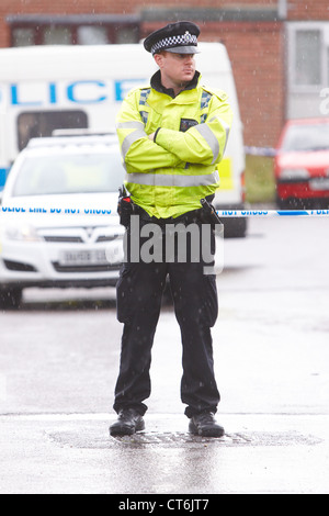 Einem Polizisten bewachen die Szene Ireton vor Gericht, Thame, wo zwei Frauen gefunden wurden ermordet. Stockfoto