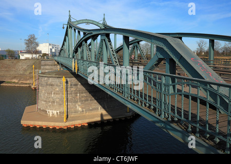 D-Krefeld, Rhein, Niederrhein, Rheinland, Nordrhein Westfalen, NRW, Rheinhafen Krefeld, Rheinhafen, historische, Drehbrücke, Jugendstil Stockfoto