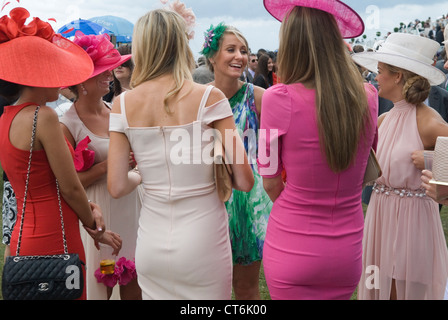 Freundinnen sprechen 2010er Jahre UK Ascot Pferderennen Berkshire. Eine Gruppe von modischen Frauen, die einen Tag zusammen bei den Rennen verbringen. 2010er Jahre England HOMER SYKES Stockfoto