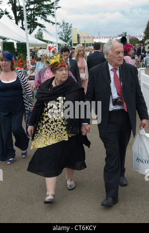 Mode für ältere Frauen, persönlicher Stil UK. Seniorenpaar, das Hände hält, neue beste Kleidung für den Ladies Day im Royal Ascot Berkshire. 2012, 2010ER, UK HOMER SYKES Stockfoto