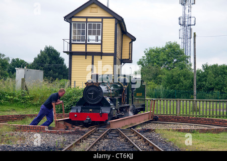 Schmalspur-Dampfzug bei Wroxham Station, Bure Valley Railway, Norfolk England UK Stockfoto