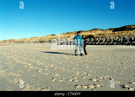 Spaziergänger am Strand auf Sylt Westerland Stockfoto