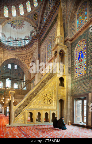 Ägypten, Istanbul, Sultanahmet, Sultan-Ahmet-Camii, dimmed sterben Blaue Moschee. Männer Beim Gebet. Stockfoto