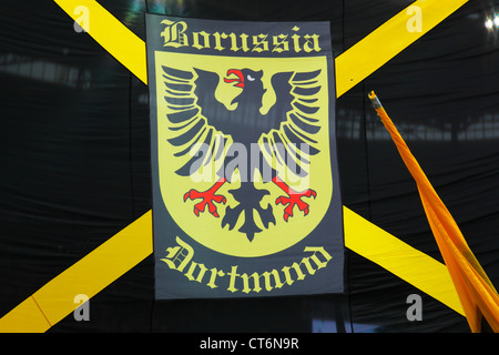 Sport, Fußball, Bundesliga, 2011/2012, Borussia Dortmund, Club Flagge mit Club-Abzeichen, Wappen, schwarzer Adler Stockfoto