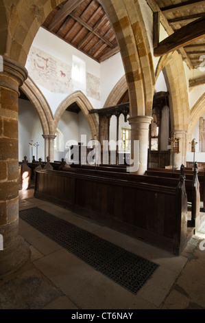 St Andrew Kirchenraum mit seinen mittelalterlichen Wandmalereien sichtbar, in dem kleinen Dorf von Stoke trocken, Rutland, England Stockfoto