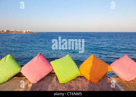 Kissen in einem Red Sea Resort-Restaurant mit Blick über das Meer in Dahab, Sinai, Ägypten Stockfoto