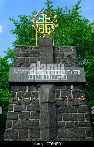 Dreiteiligem Mit Turnerkreuz, Erbaut Durch Turner des Frankenstein-Bergturnfestes Bei Burg Frankenstein in Muehltal, Bergstraße, Odenwald, Hessen Stockfoto