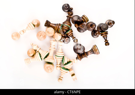 Satz von schwarzen und weißen Schachfiguren isoliert Stockfoto