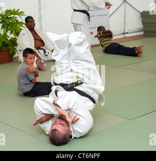 Paris, FRANKREICH - Französische Behindertensportler, die Kinder in der Karate-Klasse bei 'Rencontres EDF Handisport' Sport unterrichten. Stockfoto