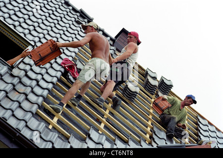 Dachdecker bei der Arbeit, Polen Stockfoto, Bild: 13248470 - Alamy