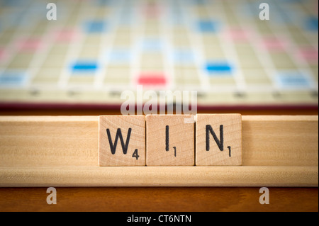 Wort mit Scrabble Fliesen geschrieben Win Stockfoto