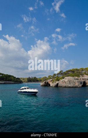 Motoryacht in mediterrane Bucht vor Anker Stockfoto