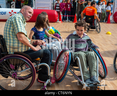 Paris, FRANKREICH - Französische Sportler mit Behinderungen unterrichten Kinder im Rollstuhl, Basketballkurs im Rencontres EDF Handisport. Outdoor-Sport für Jungen und Mädchen, Fitness Stockfoto