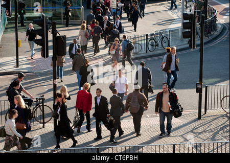 Belebten Szene vor dem Eingang zum Bahnhof Kings Cross Railway, London, England. Stockfoto