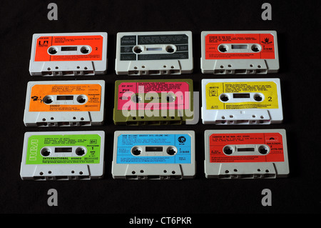 Audio-Kassetten, 80er Jahre, im Alter, analog, Audio, Hintergrund, Gesichtslos, Kassette, Sammlung, 50. Jahrestag der Kassette Stockfoto