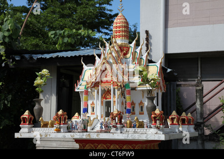 Es ist ein Foto von einem kleinen Thai buddhistischen Tempel in Bangkok in Thailand, Asien. Typische Dinge, die Thais zu tun, um Schutz zu haben Stockfoto