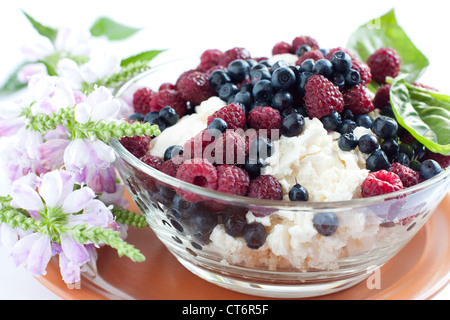 Quark mit Himbeeren und Heidelbeeren, Nahaufnahme Stockfoto