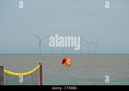 Volleyball am Strand gespielt wird Stockfoto