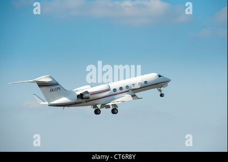 Luft-und Gulfstream IV Jet am Flughafen Luton, England abheben. Stockfoto