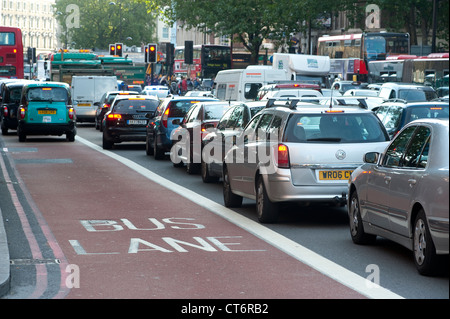 Taxis mit einer Busspur auf einer verkehrsreichen Straße in London, England. Stockfoto