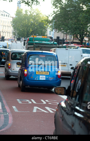 Taxis mit einer Busspur auf einer verkehrsreichen Straße in London, England. Stockfoto