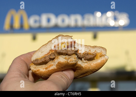 Berlin, Angebissener Cheeseburger McDonald Logo Stockfoto