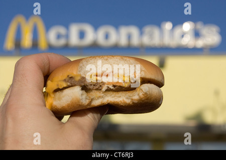 Berlin, Angebissener Cheeseburger McDonald Logo Stockfoto