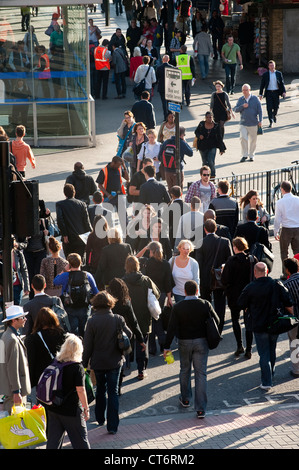 Belebten Szene vor dem Eingang zum Bahnhof Kings Cross Railway, London, England. Stockfoto