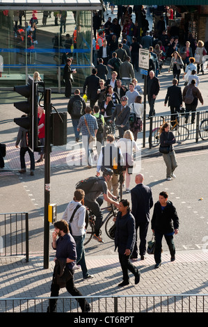 Belebten Szene vor dem Eingang zum Bahnhof Kings Cross Railway, London, England. Stockfoto