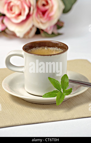 Espresso mit Stevia-Blätter Stockfoto