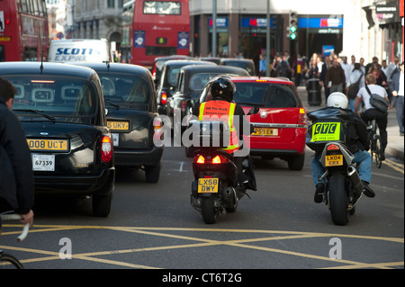 Warteschlangen Verkehr im Zentrum der City of London, England. Stockfoto