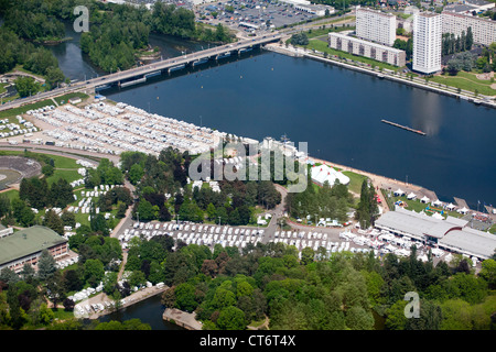 Eine Luftaufnahme des Allier Sees in Vichy (Allier - Auvergne - Frankreich), während die 13 th Wohnmobil europäische Messe. Stockfoto