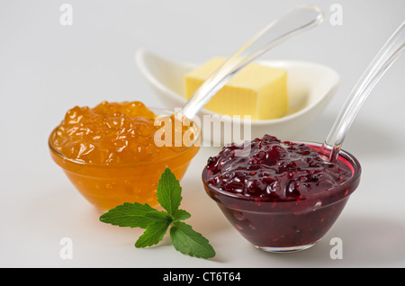 Marmelade mit Stevia-Blätter auf einem weißen Hintergrund Stockfoto