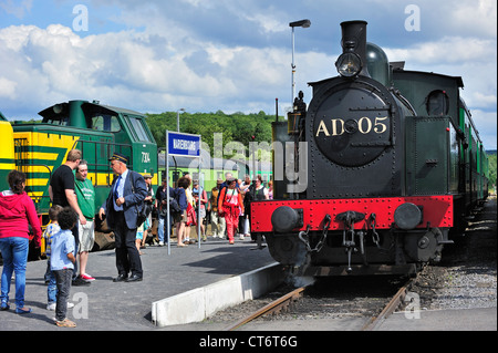 Touristen mit Plattform Internat Dampflok am Bahnhof Trois Vallées in Mariembourg, Belgien Stockfoto