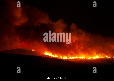 Wildfire tobt außer Kontrolle und Hügeln im zentralen Utah brennt. Stockfoto