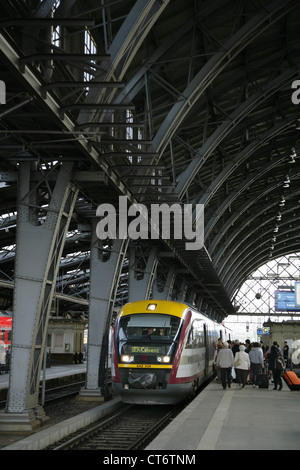 Klasse 642 Siemens hergestellt Diesel mehrere Einheit Pendler Zug am Bahnhof Dresden-Neustadt, Sachsen, Deutschland. Stockfoto