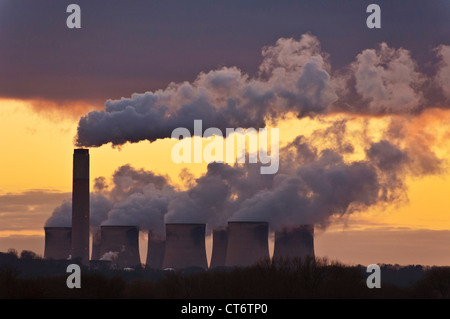 Kohlekraftwerk co2-Emissionen und Luftverschmutzung Vereinigtes Königreich von den Kühltürmen von Ratcliffe auf Soar Kohlekraftwerk Nottinghamshire England Vereinigtes Königreich Stockfoto